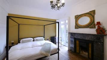 2 bedrooms, desk, iron/ironing board, travel cot