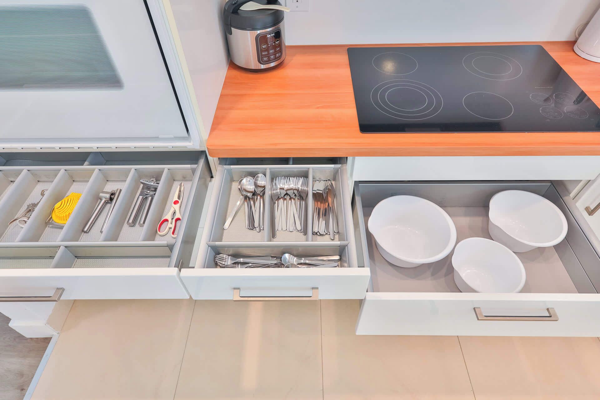 Køleskab, mikrobølgeovn, ovn, kogeplade