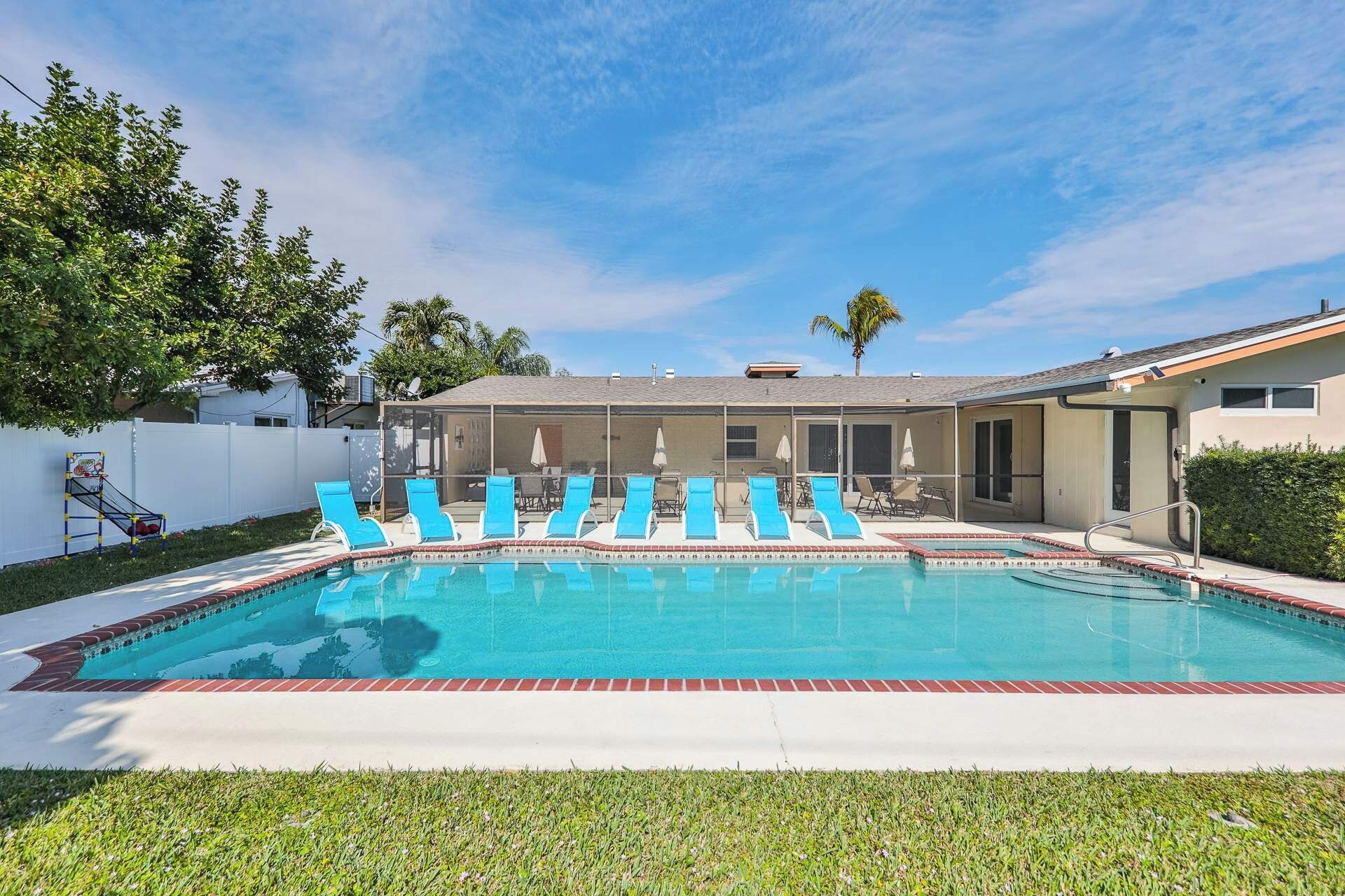 Una piscina al aire libre