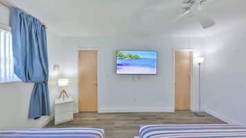 3 habitaciones, escritorio y tabla de planchar con plancha