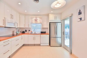 Kylskåp, mikrovågsugn, ugn och spishäll