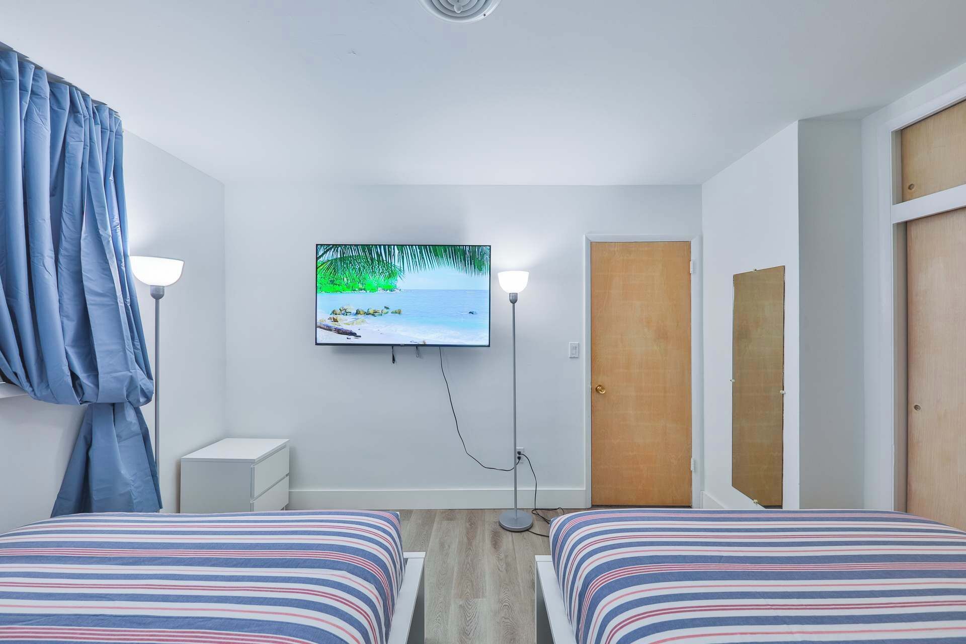 3 bedrooms, desk, iron/ironing board, travel crib