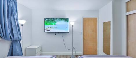 3 Schlafzimmer, Schreibtisch, Bügeleisen/Bügelbrett, Reisekinderbett