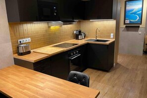 Kühlschrank, Mikrowelle, Ofen, Herdplatte