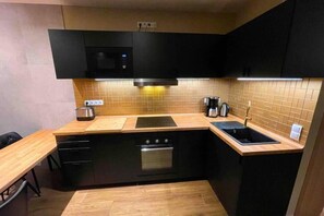 Frigorifero, microonde, forno, piano cottura