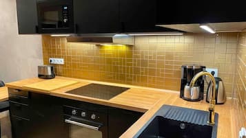 Jääkaappi, mikroaaltouuni, uuni, liesi