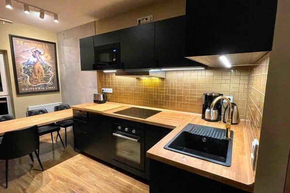 Frigorifero, microonde, forno, piano cottura