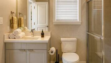 シャワー、ヘアドライヤー、タオル、石鹸