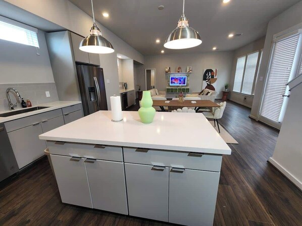 Réfrigérateur, micro-ondes, four, plaque de cuisson