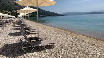 Chaises longues, serviettes de plage
