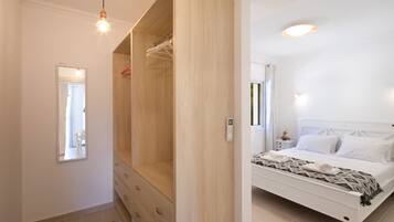 3 bedrooms, desk, iron/ironing board, travel cot