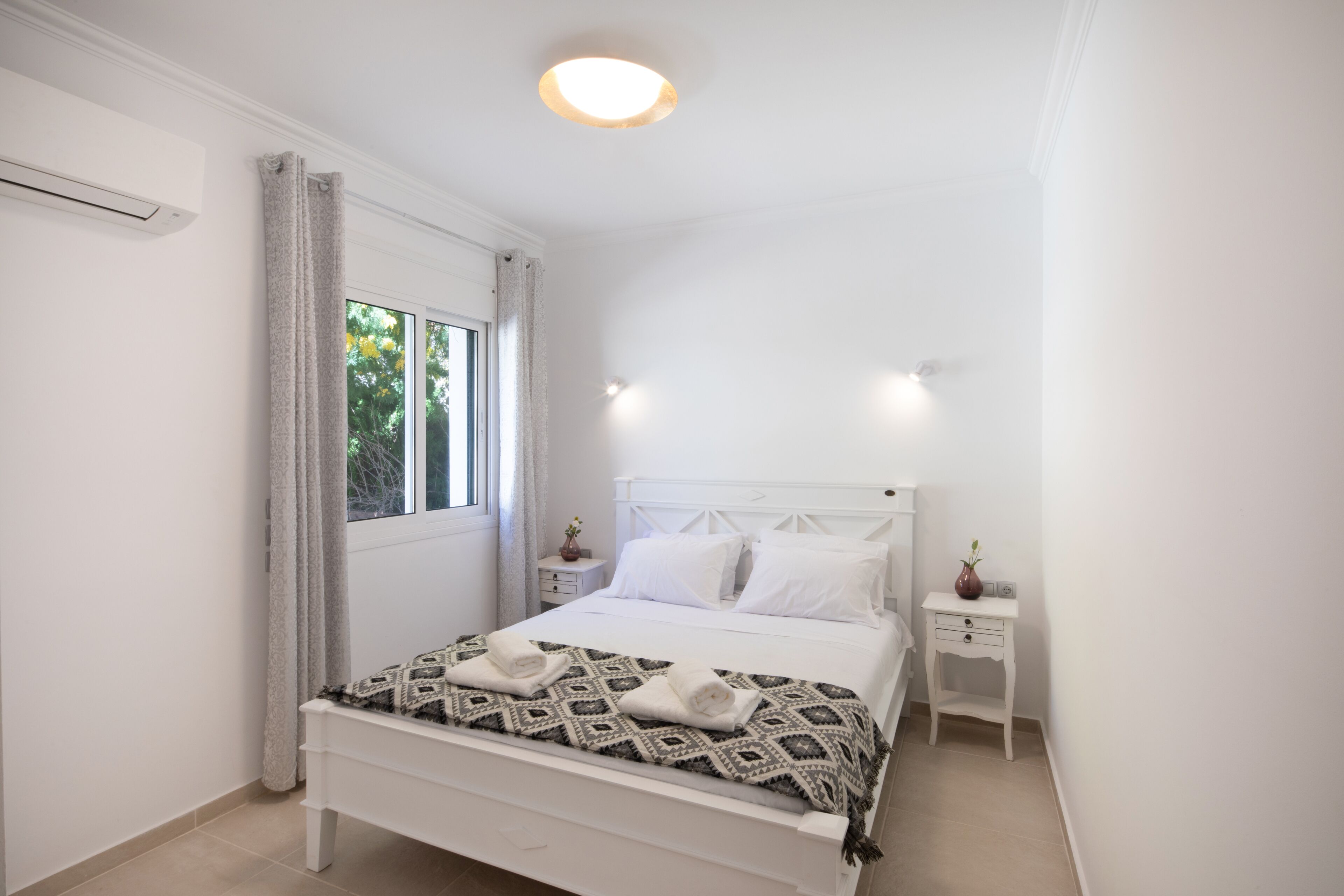 3 chambres, bureau, fer et planche à repasser, lit parapluie