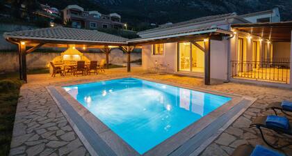 Modern single-storey villa 120 m from the blue azure beach