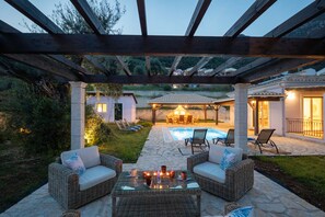 Terrace/patio - Modern villa with private pool - 120 m from Verde Blue beach (Μπαρμπάτι)