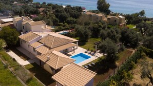 A residential area with houses, a swimming pool, and a view of the sea. - Modern villa with private pool - 120 m from Verde Blue beach (Μπαρμπάτι)
