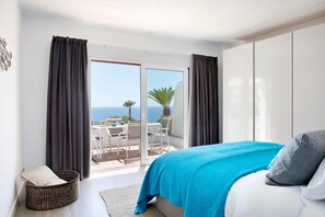 2 bedrooms, iron/ironing board, travel crib, WiFi - Cap Sa Sal Turquesa (terrace, sea views, direct access sea) (Begur)