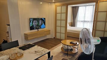 Premium bedding, in-room safe, desk, laptop workspace