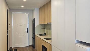 Refrigerador, microondas, placa de cocina, tetera/pava eléctrica