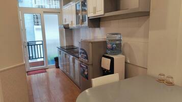 Business appartement | Privékeuken | Een koelkast, een magnetron, een kookplaat, een waterkoker