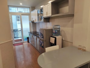 Business Apartment | Private kitchen | Fridge, microwave, stovetop, electric kettle