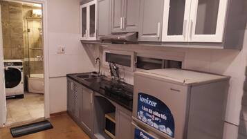 Economy studio | Privékeuken | Een koelkast, een magnetron, een kookplaat, een waterkoker