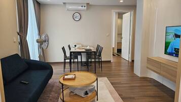 Apartamento de lujo | Zona de estar | Televisión LED de 50 pulgadas con canales por satélite