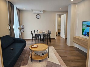 럭셔리 아파트 | 거실 공간 | 위성 채널 시청이 가능한 50인치 LED TV