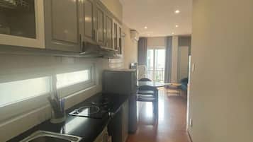 經濟開放式客房, 露台, 城市景 | 私人廚房 | 雪櫃、微波爐、爐具、電熱水壺