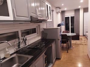 Economy-studiolejlighed | Privat køkken | Køleskab, mikrobølgeovn, kogeplade, elkedel