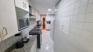 Geladeira, micro-ondas, cooktop, cafeteira/chaleira