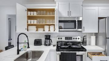 Kjøleskap, mikrobølgeovn, ovn og kokeplater