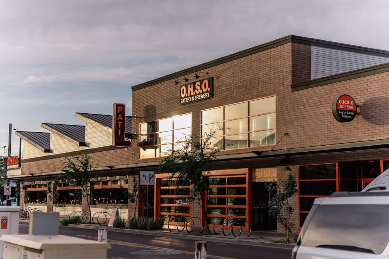 Un bâtiment sur lequel on peut lire l’inscription « O.H.S.O. Eatery & Brewery », ainsi qu’une plus petite inscription indiquant « Harrel Room Beers & Barrels ».
