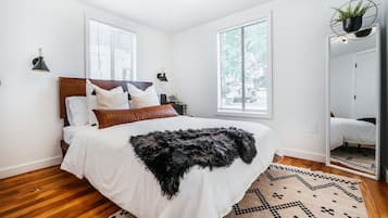 2 bedrooms, desk, iron/ironing board, WiFi