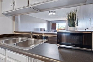 Réfrigérateur, four à micro-ondes, un four, surface de cuisson