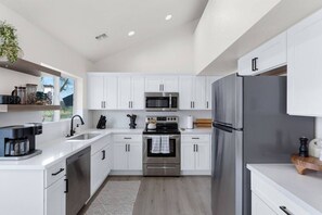 冷蔵庫、電子レンジ、オーブン、コンロ