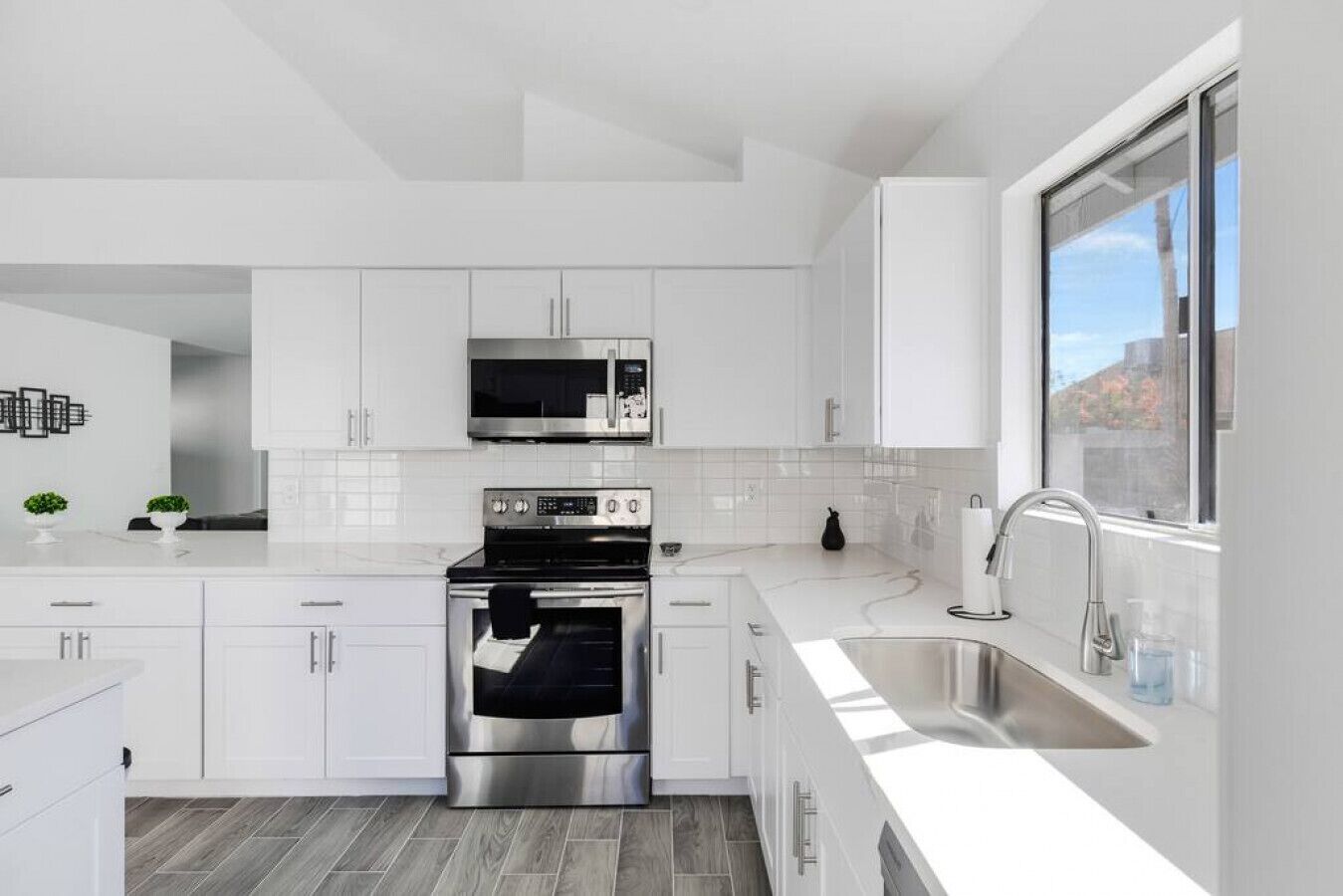 Refrigerador, lavavajillas, cafetera y tetera y utensilios de cocina 