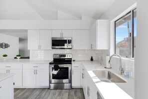 Frigorífico, lavavajillas, cafetera o tetera y utensilios de cocina