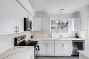 Réfrigérateur, lave-vaisselle, cafetière/bouilloire