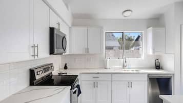 Refrigerador, lavavajillas, cafetera y tetera y utensilios de cocina