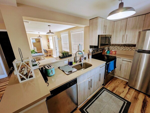 Kühlschrank, Mikrowelle, Ofen, Herdplatte