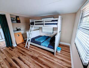 3 bedrooms, desk, iron/ironing board, WiFi - Tropical Lagoon Getaway: River View ~ Hot Tub (Titusville)