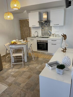 Fridge, oven, stovetop, coffee/tea maker
