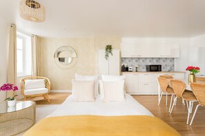 4 bedrooms, desk, iron/ironing board, travel crib