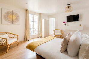 5 habitaciones, escritorio y tabla de planchar con plancha 