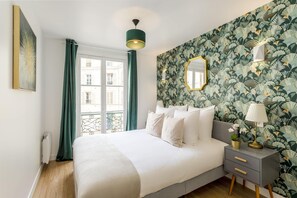 5 habitaciones, escritorio y tabla de planchar con plancha 