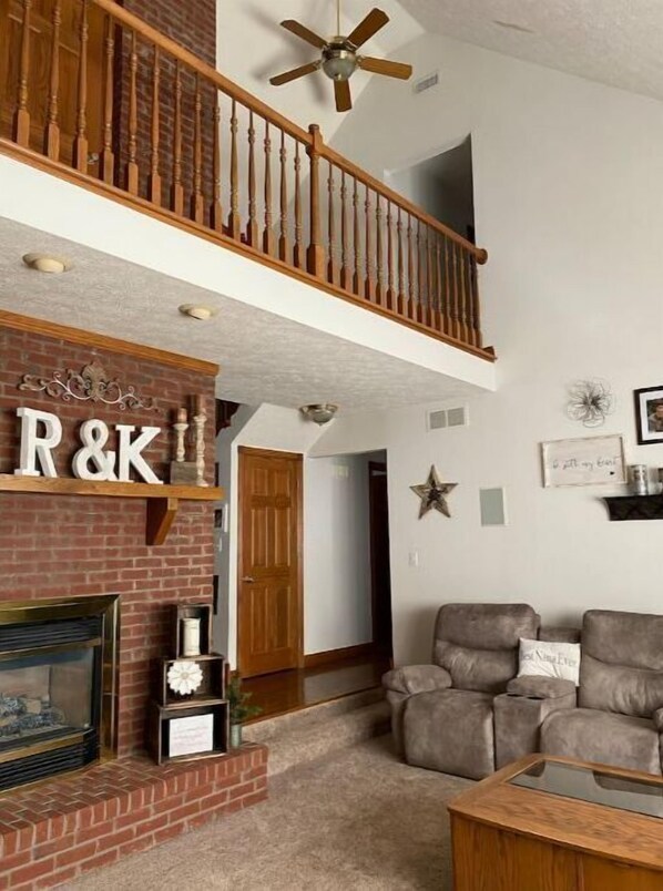 Interior - Eagles Nest - Eagle Adventures LLC (Ferdinand)