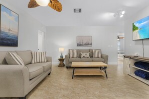 Living area - 8 Person 3-Bedroom Condo with Private Patio - Mermaid - Welcome to our newly renovated, luxurious and spacious three-bedroom condo! (Matlacha)