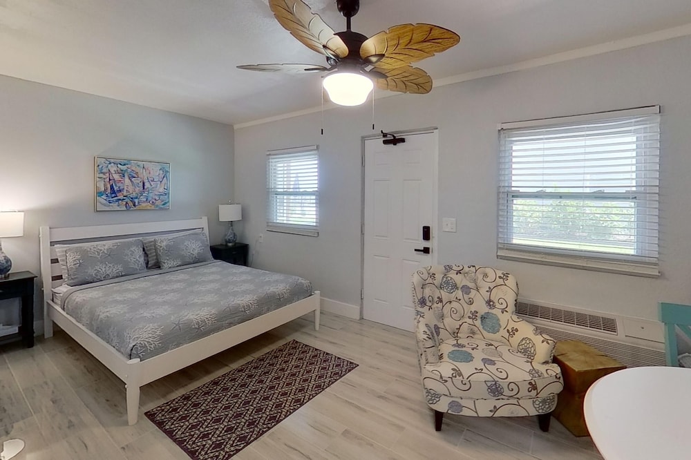 2 Person Efficiency with Waterview Patio - Anchor's Inn - Welcome to our newly renovated efficiency, where comfort meets style.
