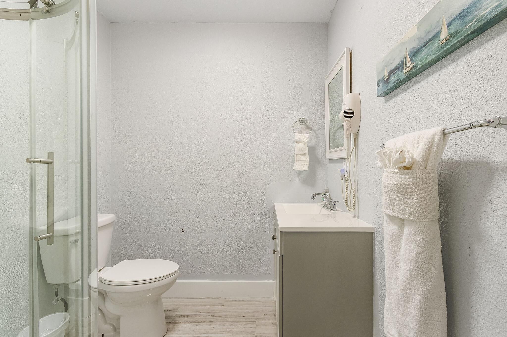 2 Person Efficiency with Waterview Patio - Anchor's Inn - Welcome to our newly renovated efficiency, where comfort meets style.