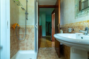 Dusj, hårføner, bidé og håndklær